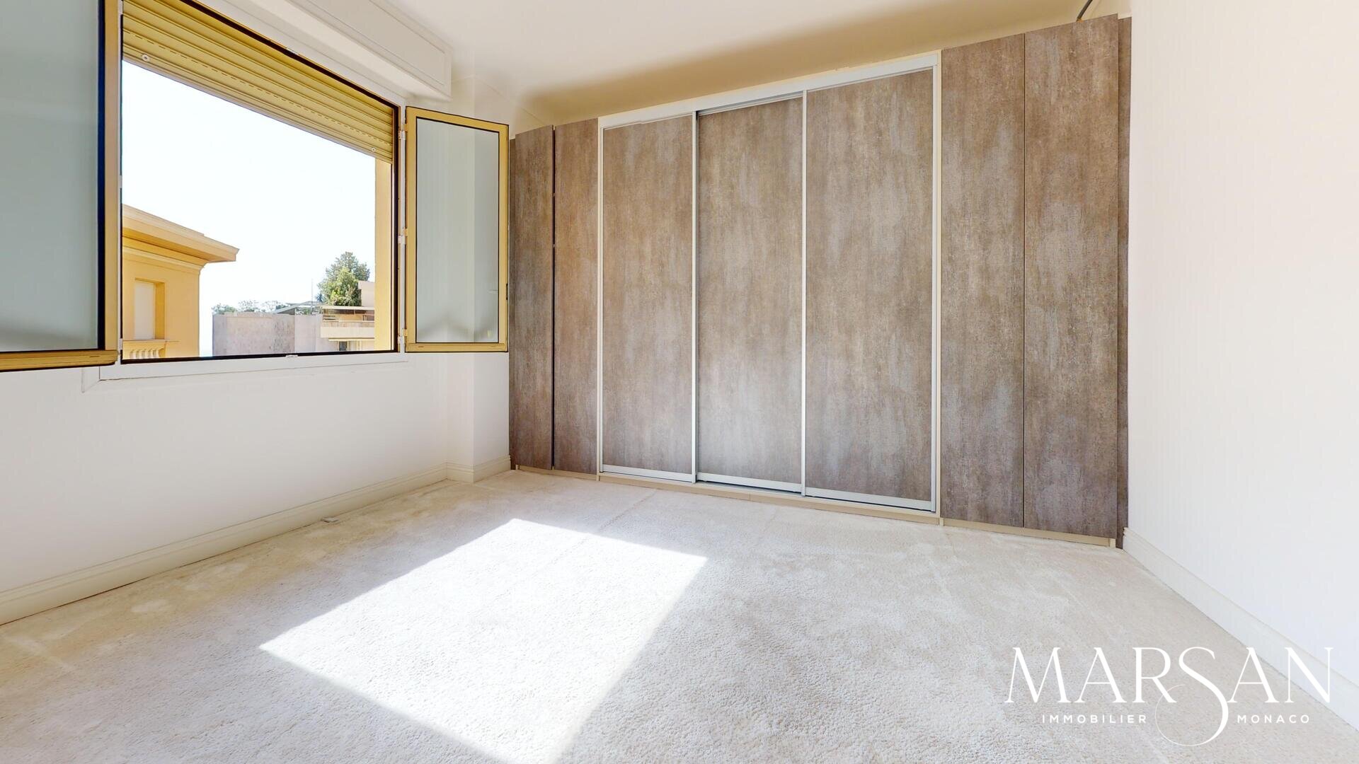 TRÉS GRAND APPARTEMENT - FRANZIDO PALACE