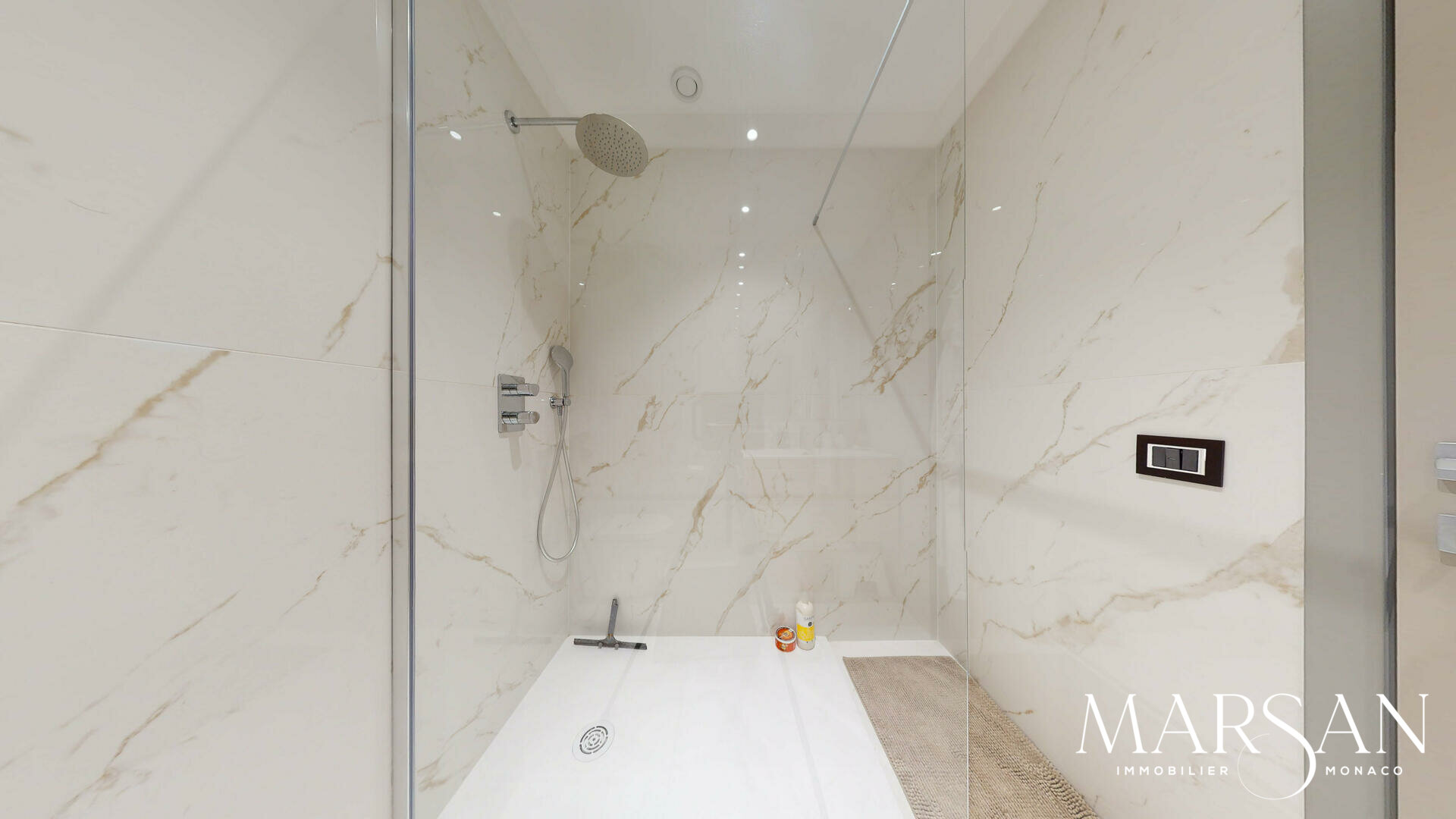 SUPERBO APPARTAMENTO CON 3 CAMERE DA LETTO COMPLETAMENTE RISTRUTTURATO IN VENDITA