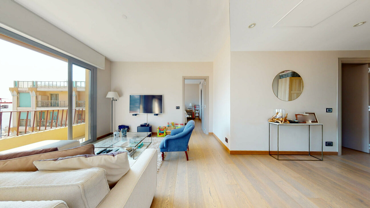 SUPERBO APPARTAMENTO CON 3 CAMERE DA LETTO COMPLETAMENTE RISTRUTTURATO IN VENDITA