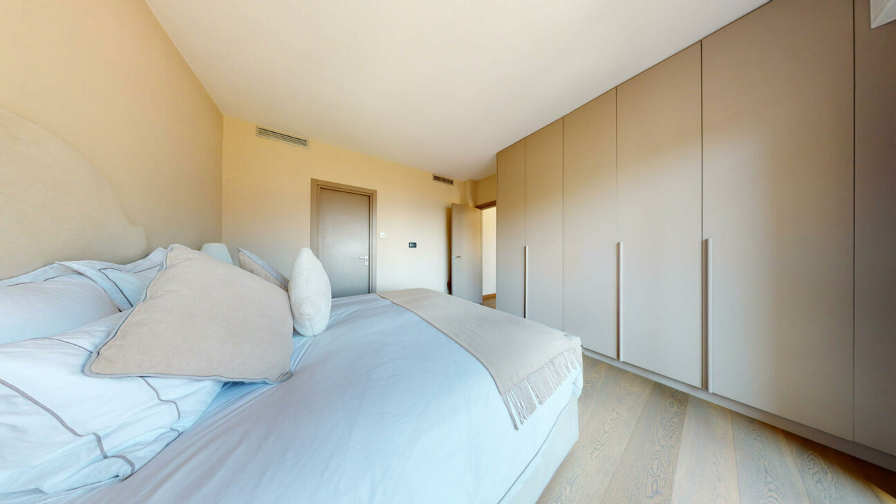 SUPERBO APPARTAMENTO CON 3 CAMERE DA LETTO COMPLETAMENTE RISTRUTTURATO IN VENDITA