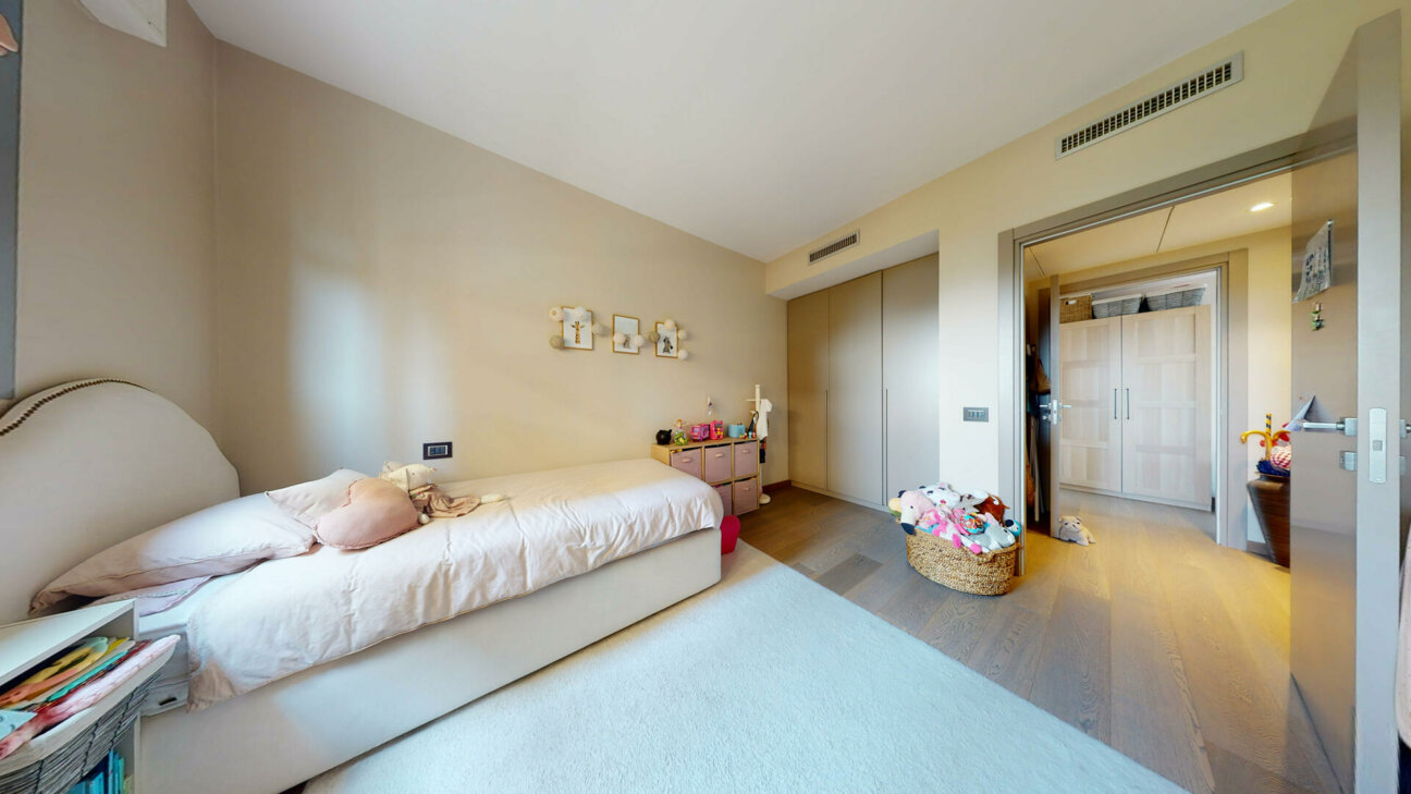 SUPERBO APPARTAMENTO CON 3 CAMERE DA LETTO COMPLETAMENTE RISTRUTTURATO IN VENDITA