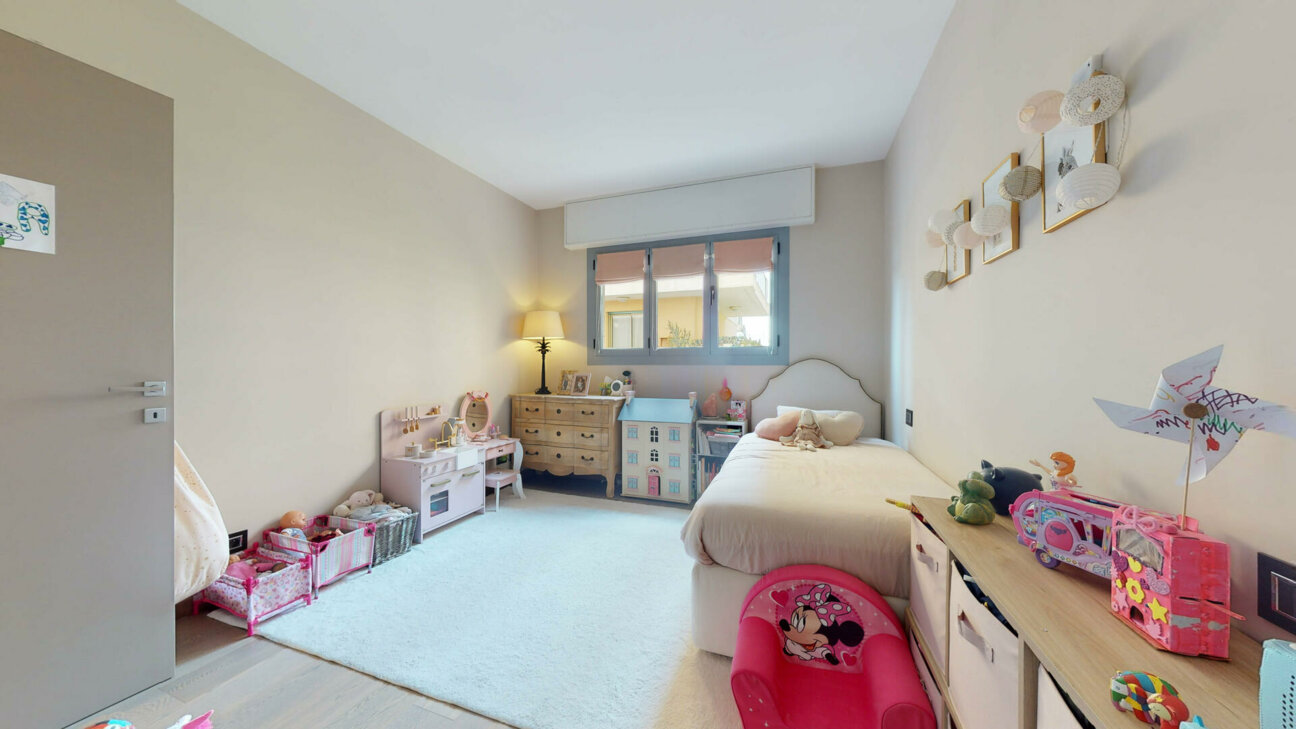 SUPERBO APPARTAMENTO CON 3 CAMERE DA LETTO COMPLETAMENTE RISTRUTTURATO IN VENDITA