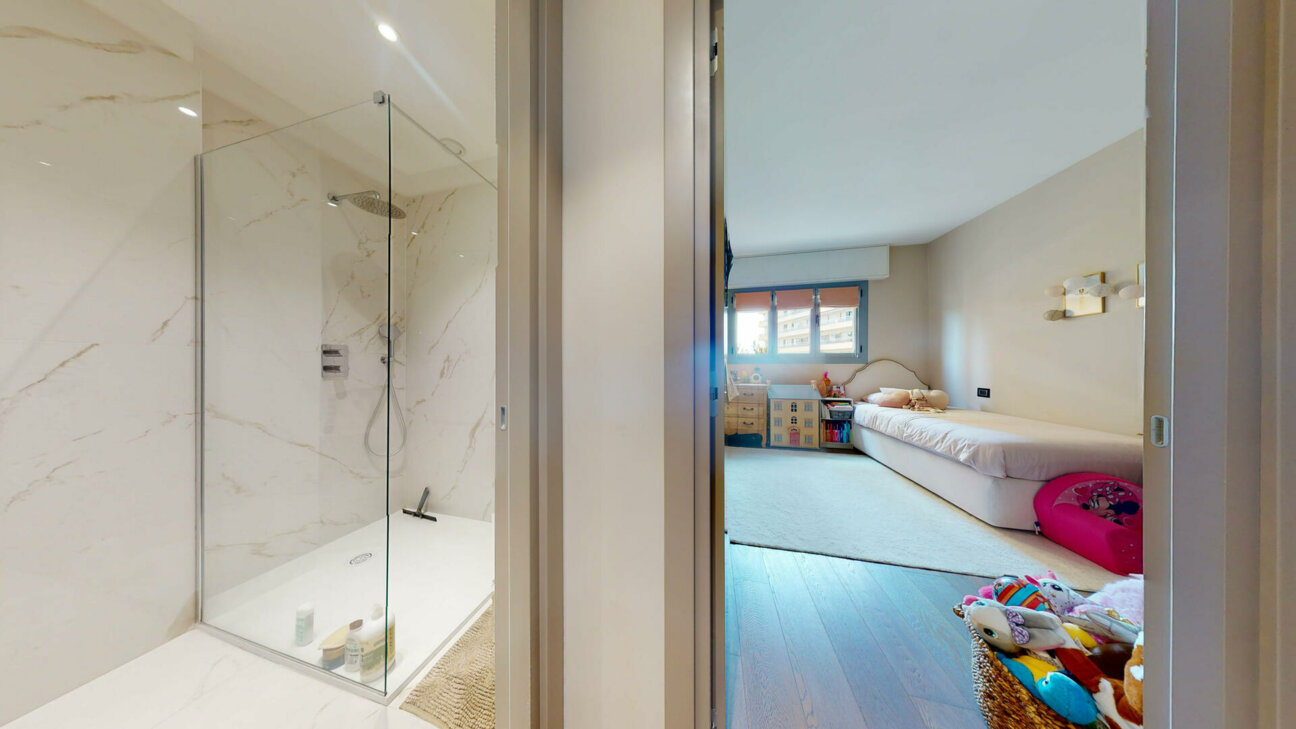 SUPERBO APPARTAMENTO CON 3 CAMERE DA LETTO COMPLETAMENTE RISTRUTTURATO IN VENDITA