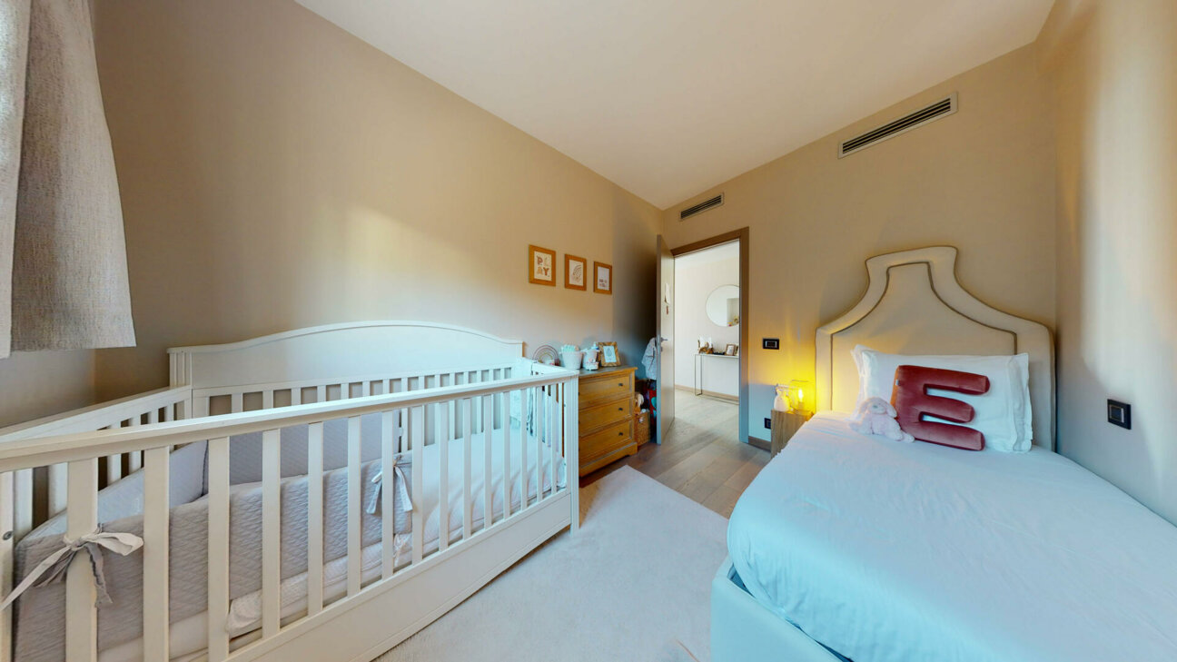 SUPERBO APPARTAMENTO CON 3 CAMERE DA LETTO COMPLETAMENTE RISTRUTTURATO IN VENDITA