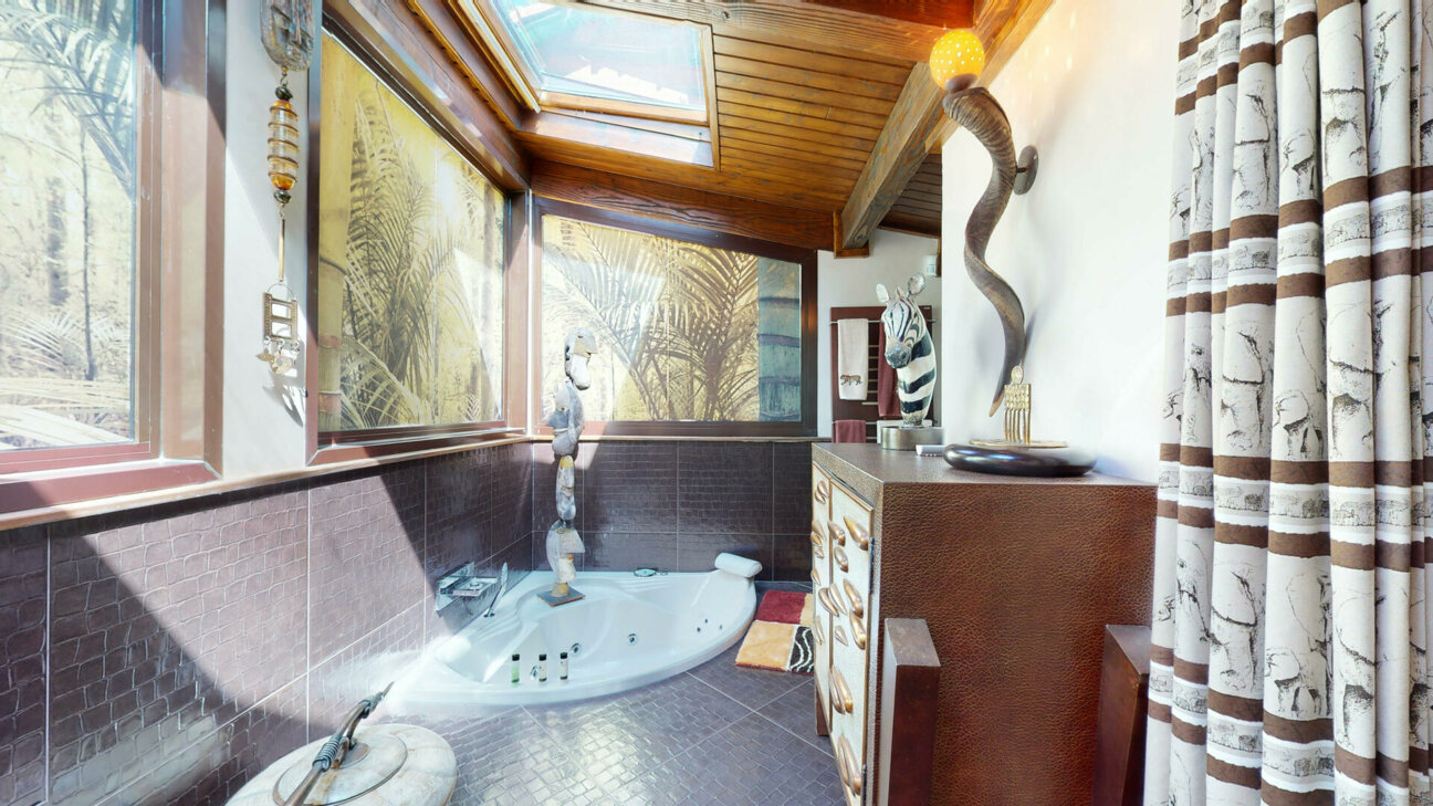 EXCEPTIONAL PRIVATE VILLA FOR SALE - SAINT ROMAN