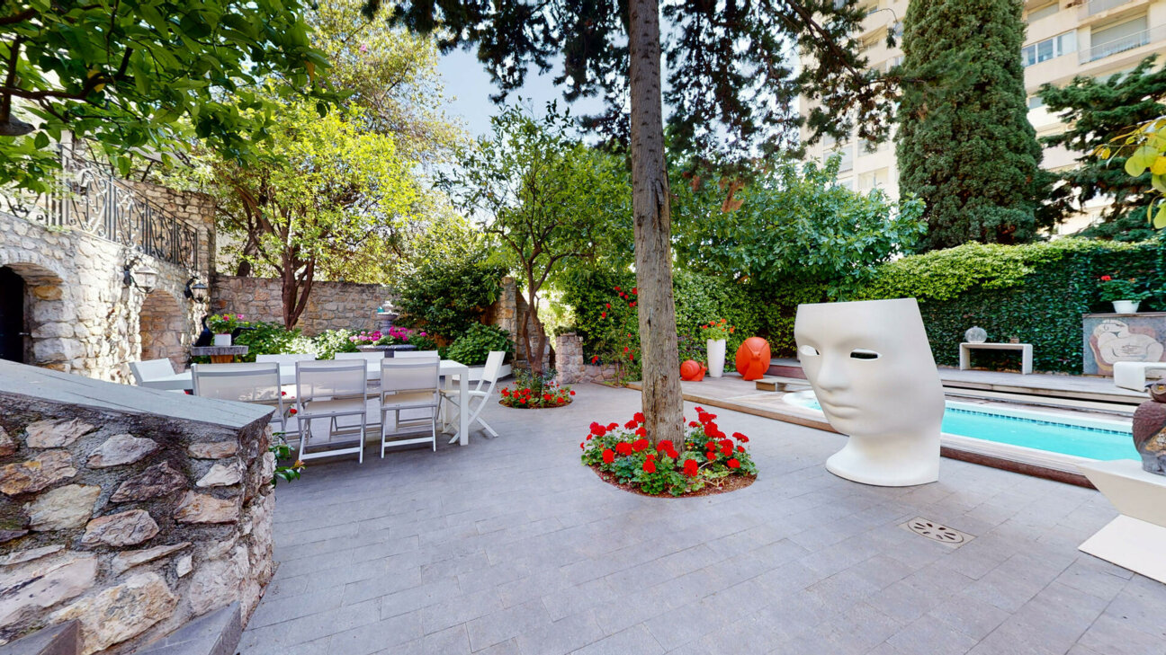 EXCEPTIONAL PRIVATE VILLA FOR SALE - SAINT ROMAN