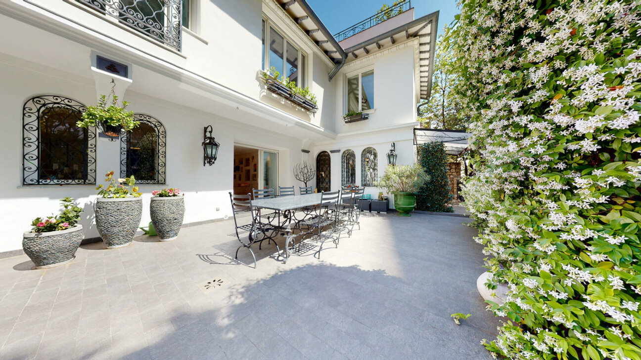 EXCEPTIONAL PRIVATE VILLA FOR SALE - SAINT ROMAN